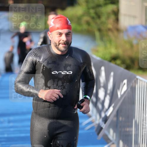 25.08.2024 - Elbe Triathlon Hamburg H.Heesch http://msf.ph/oto/6854283 25.08.2024 09:01:53 Schwimmen 135, 215, 244, 282, 290, 385 meine-sportfotos.de