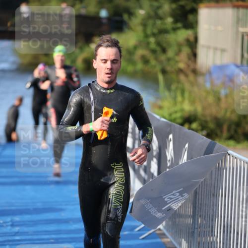 25.08.2024 - Elbe Triathlon Hamburg H.Heesch http://msf.ph/oto/6854292 25.08.2024 09:01:55 Schwimmen 135, 215, 244, 282, 290, 385 meine-sportfotos.de