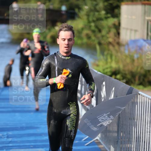 25.08.2024 - Elbe Triathlon Hamburg H.Heesch http://msf.ph/oto/6854300 25.08.2024 09:01:55 Schwimmen 135, 215, 244, 282, 290, 385 meine-sportfotos.de