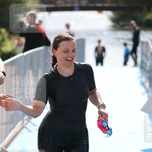 25.08.2024 - Elbe Triathlon Hamburg H.Heesch http://msf.ph/oto/6854351 25.08.2024 15:42:26 Schwimmen  meine-sportfotos.de
