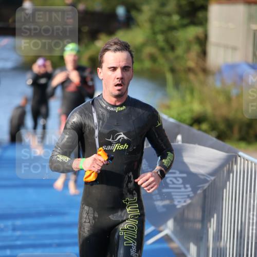 25.08.2024 - Elbe Triathlon Hamburg H.Heesch http://msf.ph/oto/6854353 25.08.2024 09:01:56 Schwimmen 135, 215, 244, 282, 290, 385 meine-sportfotos.de