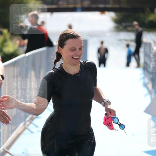 25.08.2024 - Elbe Triathlon Hamburg H.Heesch http://msf.ph/oto/6854355 25.08.2024 15:42:26 Schwimmen  meine-sportfotos.de