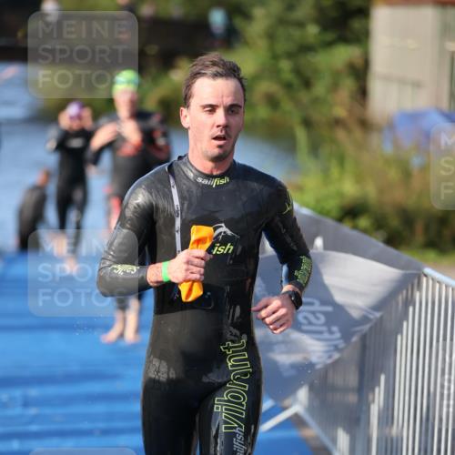 25.08.2024 - Elbe Triathlon Hamburg H.Heesch http://msf.ph/oto/6854360 25.08.2024 09:01:56 Schwimmen 135, 215, 244, 282, 290, 385 meine-sportfotos.de