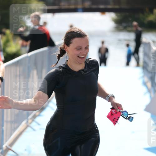 25.08.2024 - Elbe Triathlon Hamburg H.Heesch http://msf.ph/oto/6854362 25.08.2024 15:42:26 Schwimmen  meine-sportfotos.de