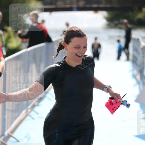 25.08.2024 - Elbe Triathlon Hamburg H.Heesch http://msf.ph/oto/6854365 25.08.2024 15:42:26 Schwimmen  meine-sportfotos.de