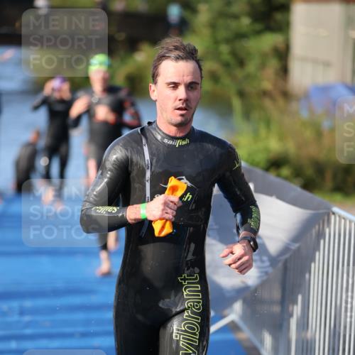 25.08.2024 - Elbe Triathlon Hamburg H.Heesch http://msf.ph/oto/6854367 25.08.2024 09:01:56 Schwimmen 135, 215, 244, 282, 290, 385 meine-sportfotos.de