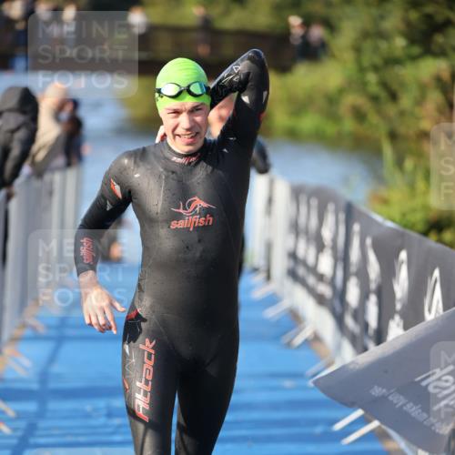 25.08.2024 - Elbe Triathlon Hamburg H.Heesch http://msf.ph/oto/6854374 25.08.2024 09:01:58 Schwimmen 135, 215, 244, 282, 290, 385 meine-sportfotos.de