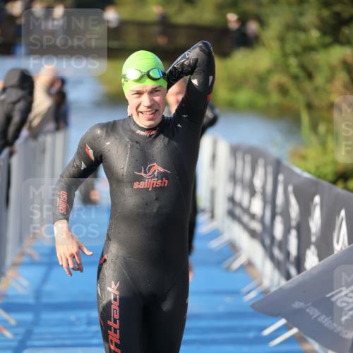 25.08.2024 - Elbe Triathlon Hamburg H.Heesch http://msf.ph/oto/6854384 25.08.2024 09:01:58 Schwimmen 135, 215, 244, 282, 290, 385 meine-sportfotos.de