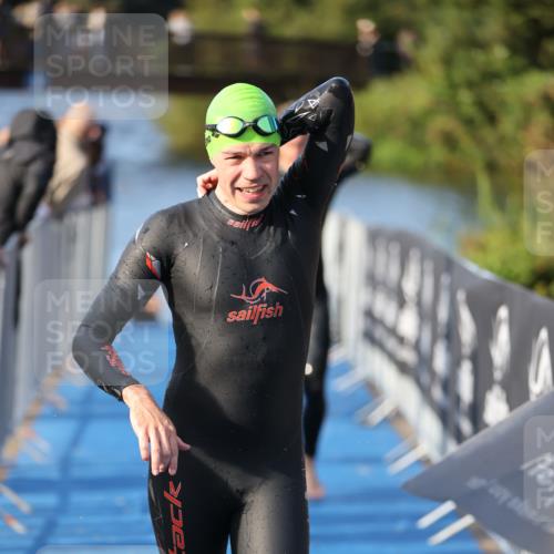 25.08.2024 - Elbe Triathlon Hamburg H.Heesch http://msf.ph/oto/6854393 25.08.2024 09:01:59 Schwimmen 135, 244, 282, 290, 385 meine-sportfotos.de