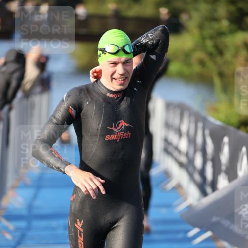 25.08.2024 - Elbe Triathlon Hamburg H.Heesch http://msf.ph/oto/6854398 25.08.2024 09:01:59 Schwimmen 135, 244, 282, 290, 385 meine-sportfotos.de