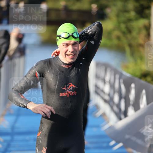 25.08.2024 - Elbe Triathlon Hamburg H.Heesch http://msf.ph/oto/6854406 25.08.2024 09:01:59 Schwimmen 135, 244, 282, 290, 385 meine-sportfotos.de