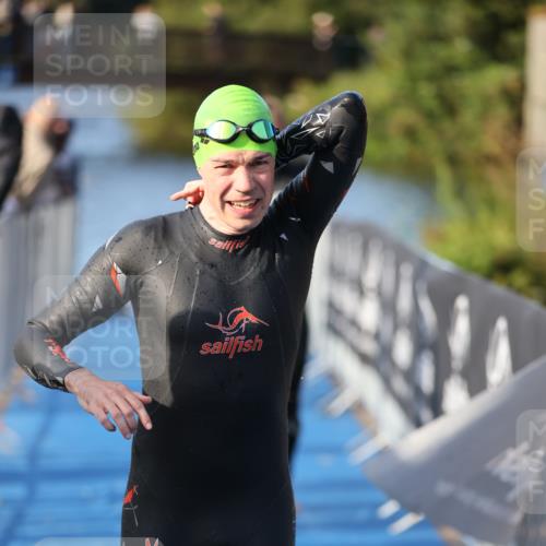 25.08.2024 - Elbe Triathlon Hamburg H.Heesch http://msf.ph/oto/6854408 25.08.2024 09:01:59 Schwimmen 135, 244, 282, 290, 385 meine-sportfotos.de