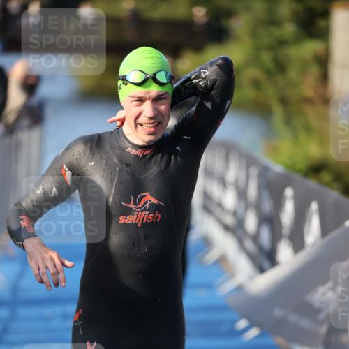 25.08.2024 - Elbe Triathlon Hamburg H.Heesch http://msf.ph/oto/6854411 25.08.2024 09:01:59 Schwimmen 135, 244, 282, 290, 385 meine-sportfotos.de