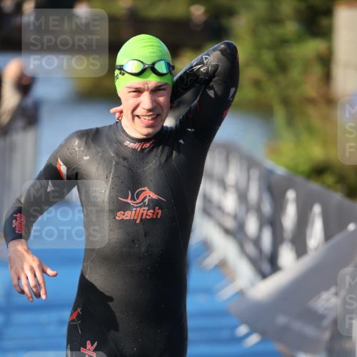 25.08.2024 - Elbe Triathlon Hamburg H.Heesch http://msf.ph/oto/6854414 25.08.2024 09:01:59 Schwimmen 135, 244, 282, 290, 385 meine-sportfotos.de