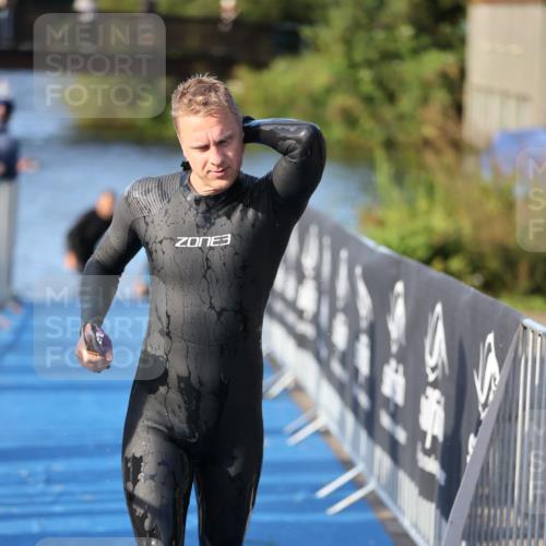 25.08.2024 - Elbe Triathlon Hamburg H.Heesch http://msf.ph/oto/6854424 25.08.2024 09:02:00 Schwimmen 135, 244, 282, 290, 385 meine-sportfotos.de