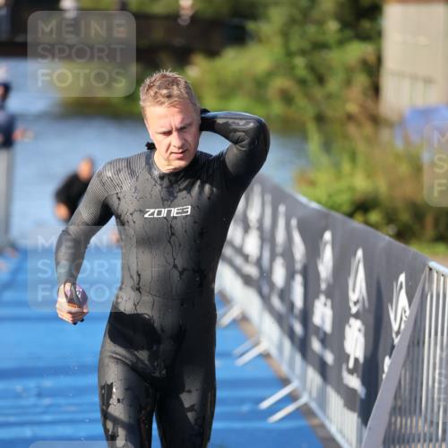 25.08.2024 - Elbe Triathlon Hamburg H.Heesch http://msf.ph/oto/6854427 25.08.2024 09:02:00 Schwimmen 135, 244, 282, 290, 385 meine-sportfotos.de