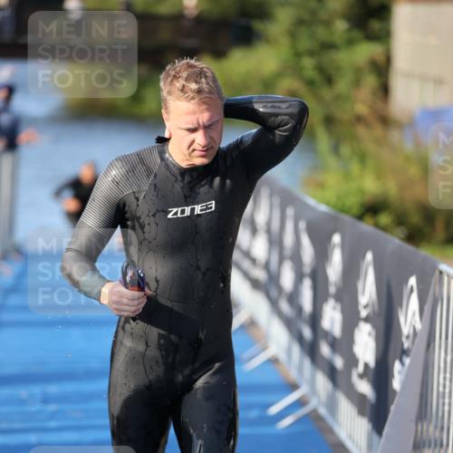25.08.2024 - Elbe Triathlon Hamburg H.Heesch http://msf.ph/oto/6854440 25.08.2024 09:02:00 Schwimmen 135, 244, 282, 290, 385 meine-sportfotos.de