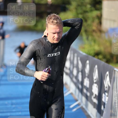 25.08.2024 - Elbe Triathlon Hamburg H.Heesch http://msf.ph/oto/6854445 25.08.2024 09:02:01 Schwimmen 135, 244, 282, 290, 385 meine-sportfotos.de