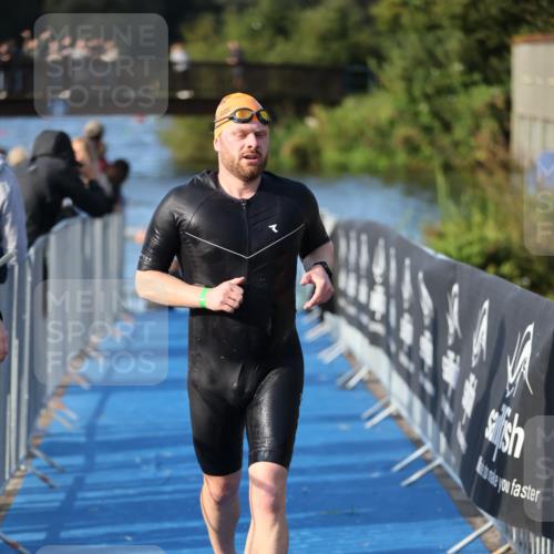 25.08.2024 - Elbe Triathlon Hamburg H.Heesch http://msf.ph/oto/6854474 25.08.2024 09:02:29 Schwimmen 233, 305 meine-sportfotos.de