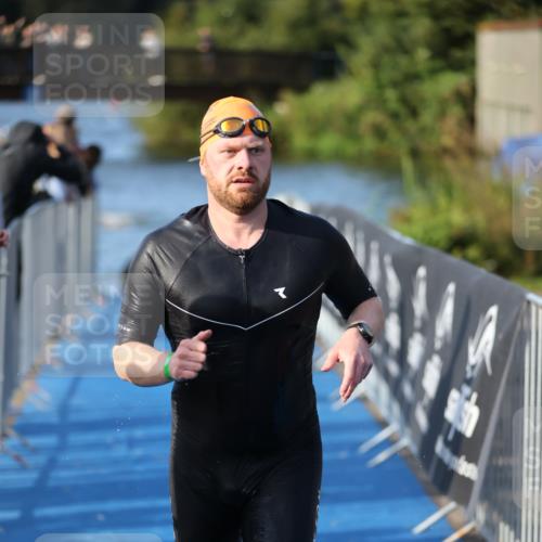 25.08.2024 - Elbe Triathlon Hamburg H.Heesch http://msf.ph/oto/6854501 25.08.2024 09:02:30 Schwimmen 217, 233, 305 meine-sportfotos.de