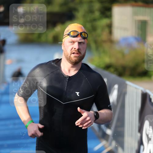 25.08.2024 - Elbe Triathlon Hamburg H.Heesch http://msf.ph/oto/6854526 25.08.2024 09:02:30 Schwimmen 217, 233, 305 meine-sportfotos.de