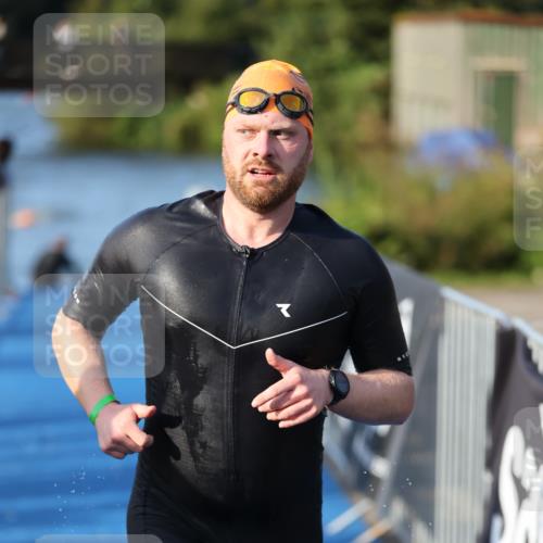 25.08.2024 - Elbe Triathlon Hamburg H.Heesch http://msf.ph/oto/6854529 25.08.2024 09:02:30 Schwimmen 217, 233, 305 meine-sportfotos.de