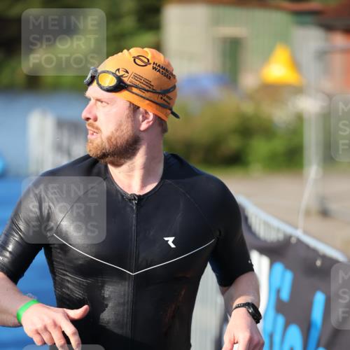 25.08.2024 - Elbe Triathlon Hamburg H.Heesch http://msf.ph/oto/6854545 25.08.2024 09:02:30 Schwimmen 217, 233, 305 meine-sportfotos.de