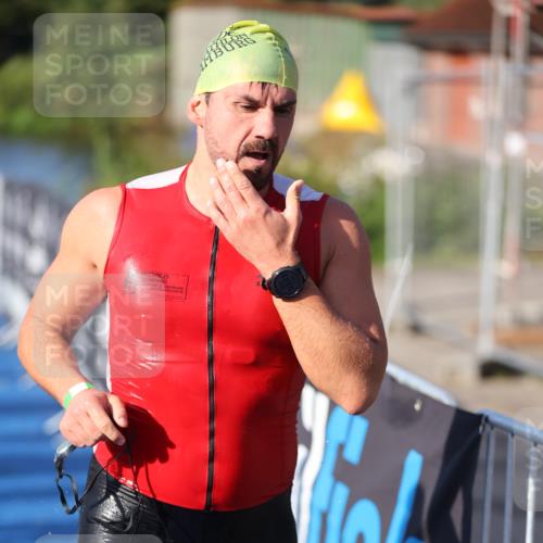 25.08.2024 - Elbe Triathlon Hamburg H.Heesch http://msf.ph/oto/6854630 25.08.2024 09:02:45 Schwimmen 217, 305 meine-sportfotos.de