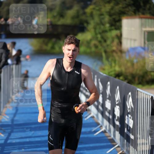 25.08.2024 - Elbe Triathlon Hamburg H.Heesch http://msf.ph/oto/6854661 25.08.2024 09:02:53 Schwimmen 217, 219, 305 meine-sportfotos.de