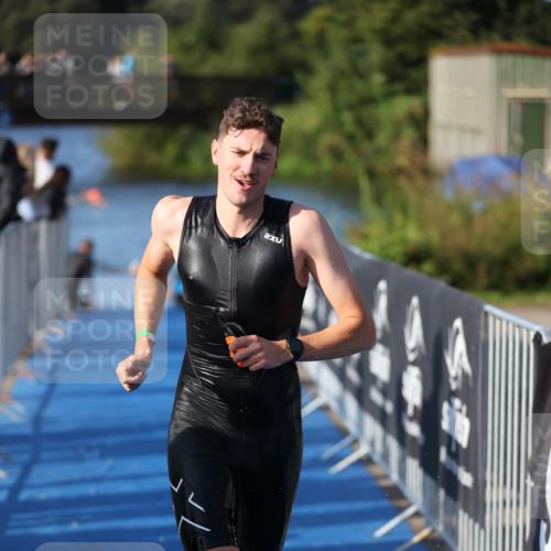 25.08.2024 - Elbe Triathlon Hamburg H.Heesch http://msf.ph/oto/6854681 25.08.2024 09:02:53 Schwimmen 217, 219, 305 meine-sportfotos.de
