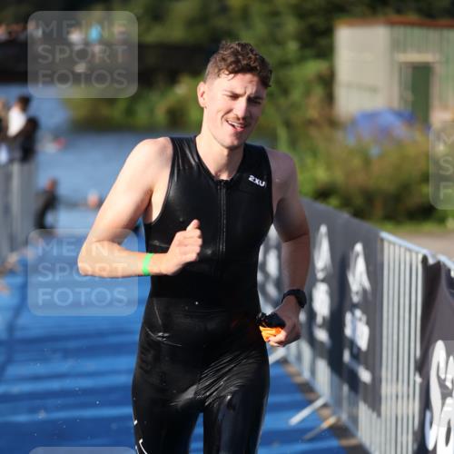 25.08.2024 - Elbe Triathlon Hamburg H.Heesch http://msf.ph/oto/6854684 25.08.2024 09:02:53 Schwimmen 217, 219, 305 meine-sportfotos.de