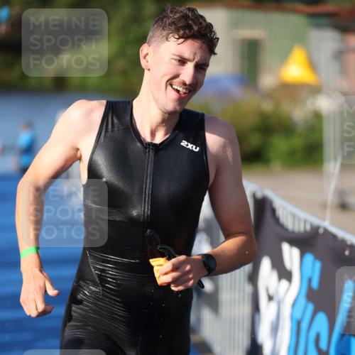 25.08.2024 - Elbe Triathlon Hamburg H.Heesch http://msf.ph/oto/6854719 25.08.2024 09:02:54 Schwimmen 217, 219, 286, 305 meine-sportfotos.de
