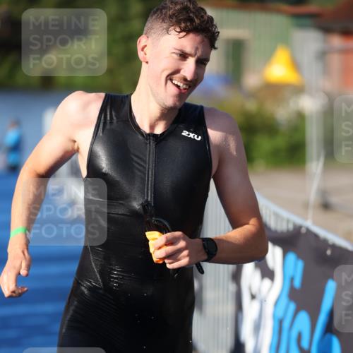 25.08.2024 - Elbe Triathlon Hamburg H.Heesch http://msf.ph/oto/6854725 25.08.2024 09:02:54 Schwimmen 217, 219, 286, 305 meine-sportfotos.de