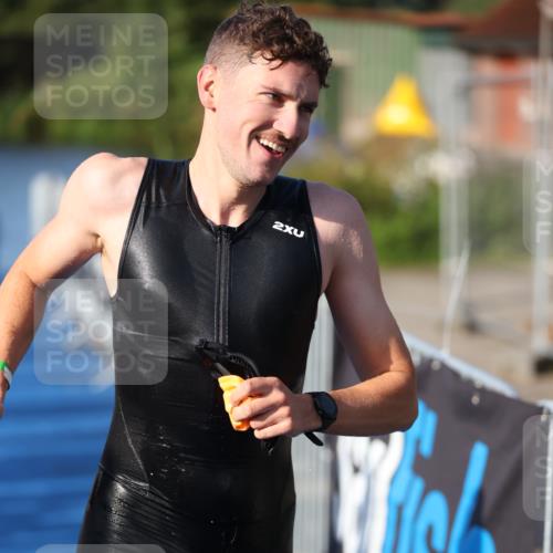 25.08.2024 - Elbe Triathlon Hamburg H.Heesch http://msf.ph/oto/6854731 25.08.2024 09:02:54 Schwimmen 217, 219, 286, 305 meine-sportfotos.de
