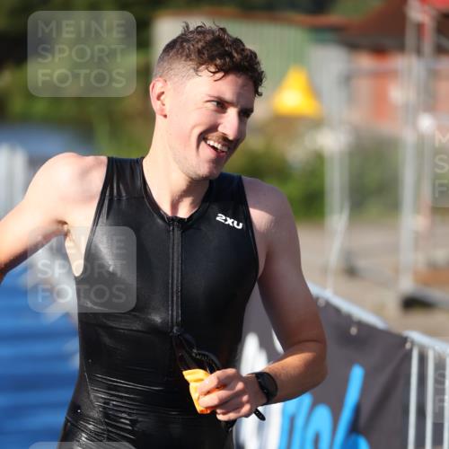 25.08.2024 - Elbe Triathlon Hamburg H.Heesch http://msf.ph/oto/6854735 25.08.2024 09:02:54 Schwimmen 217, 219, 286, 305 meine-sportfotos.de