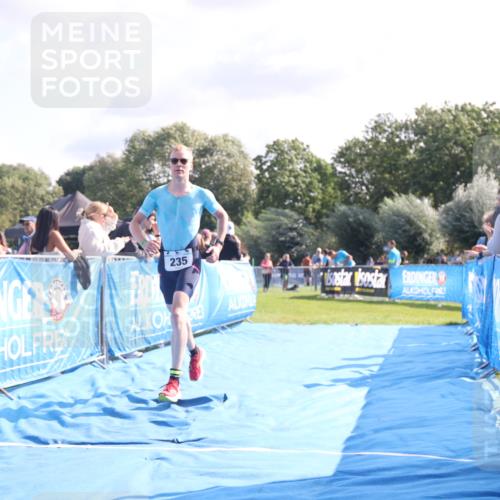 25.08.2024 - Elbe Triathlon Hamburg H.Heesch http://msf.ph/oto/6854736 25.08.2024 10:51:59 Ziel 235, 284 meine-sportfotos.de