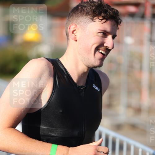 25.08.2024 - Elbe Triathlon Hamburg H.Heesch http://msf.ph/oto/6854767 25.08.2024 09:02:54 Schwimmen 217, 219, 286, 305 meine-sportfotos.de