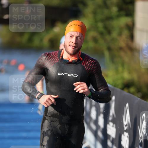 25.08.2024 - Elbe Triathlon Hamburg H.Heesch http://msf.ph/oto/6854823 25.08.2024 09:03:11 Schwimmen 219, 250, 286 meine-sportfotos.de