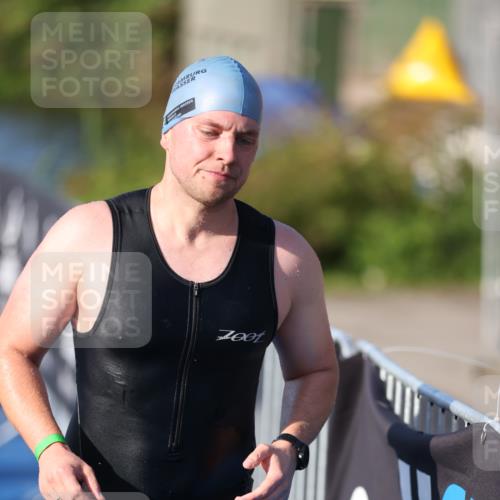 25.08.2024 - Elbe Triathlon Hamburg H.Heesch http://msf.ph/oto/6854883 25.08.2024 09:03:13 Schwimmen 219, 250, 286 meine-sportfotos.de