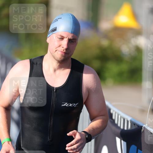 25.08.2024 - Elbe Triathlon Hamburg H.Heesch http://msf.ph/oto/6854890 25.08.2024 09:03:13 Schwimmen 219, 250, 286 meine-sportfotos.de