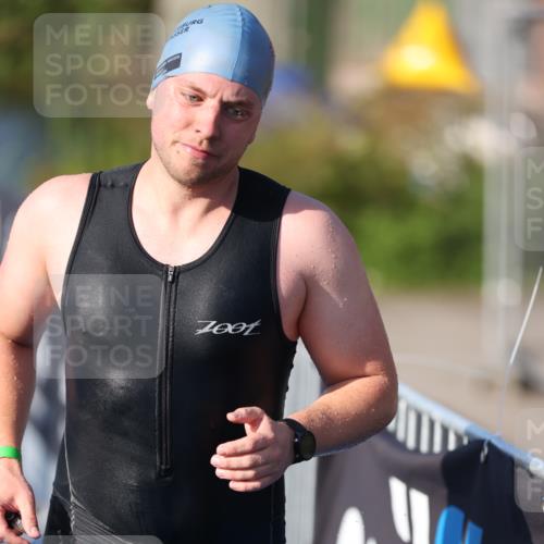 25.08.2024 - Elbe Triathlon Hamburg H.Heesch http://msf.ph/oto/6854901 25.08.2024 09:03:13 Schwimmen 219, 250, 286 meine-sportfotos.de