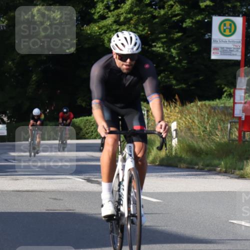 25.08.2024 - Elbe Triathlon Hamburg Fuchs,  Jonas http://msf.ph/oto/6855347 25.08.2024 09:18:32 Radfahren 119, 228, 73, 50, 242 meine-sportfotos.de