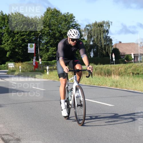25.08.2024 - Elbe Triathlon Hamburg Fuchs,  Jonas http://msf.ph/oto/6855396 25.08.2024 09:18:33 Radfahren 119, 228, 73, 50, 242 meine-sportfotos.de