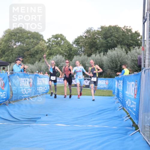 25.08.2024 - Elbe Triathlon Hamburg H.Heesch http://msf.ph/oto/6855610 25.08.2024 16:10:09 Ziel  meine-sportfotos.de