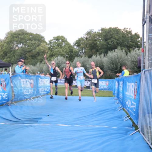 25.08.2024 - Elbe Triathlon Hamburg H.Heesch http://msf.ph/oto/6855617 25.08.2024 16:10:09 Ziel  meine-sportfotos.de