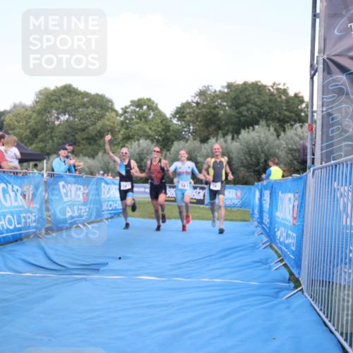 25.08.2024 - Elbe Triathlon Hamburg H.Heesch http://msf.ph/oto/6855629 25.08.2024 16:10:10 Ziel  meine-sportfotos.de