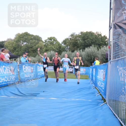 25.08.2024 - Elbe Triathlon Hamburg H.Heesch http://msf.ph/oto/6855637 25.08.2024 16:10:10 Ziel  meine-sportfotos.de
