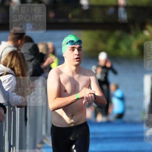 25.08.2024 - Elbe Triathlon Hamburg H.Heesch http://msf.ph/oto/6855702 25.08.2024 09:03:59 Schwimmen 206, 249, 251, 255, 271, 317 meine-sportfotos.de