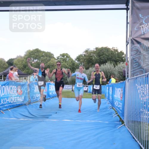 25.08.2024 - Elbe Triathlon Hamburg H.Heesch http://msf.ph/oto/6855743 25.08.2024 16:10:10 Ziel  meine-sportfotos.de