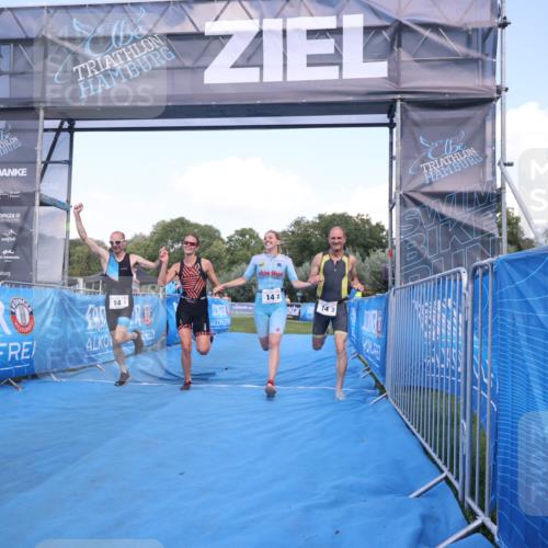 25.08.2024 - Elbe Triathlon Hamburg H.Heesch http://msf.ph/oto/6855828 25.08.2024 16:10:11 Ziel  meine-sportfotos.de